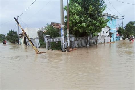 Ratusan Rumah Di Cilamaya Karawang Terendam Banjir Antara News