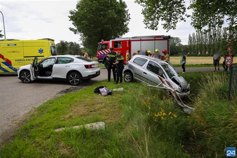 Auto In De Sloot Na Botsing Op Kruising Aan De Bergen Heythuysen