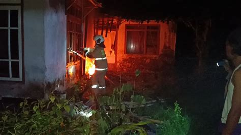 Rumah Warga Jember Hangus Terbakar Saat Ditinggal Penghuninya Ke