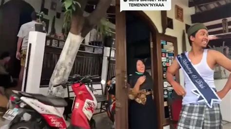 Diarak Keliling Kampung Pakai Odong Odong Pesta Lajang Pria Ini Viral