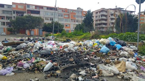 Reggio Calabria Scene Di Ordinaria Spazzatura Crescono Le Montagne Di