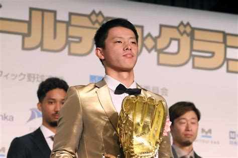 楽天・辰己、金色ジャケットでゴールデングラブ賞表彰式出席 サンスポ