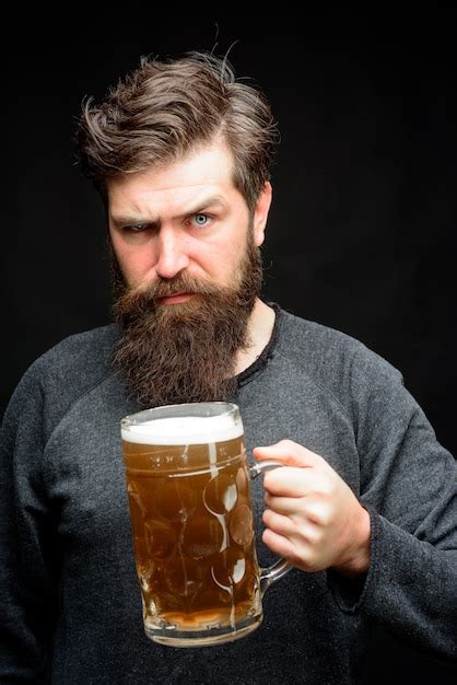 Hipster Barbudo B Bado Masculino Segurando Cerveja Artesanal Elegante