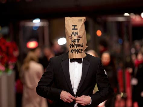 Shia Labeouf Llega A La Berlinale Con Bolsa De Papel En Su Cabeza