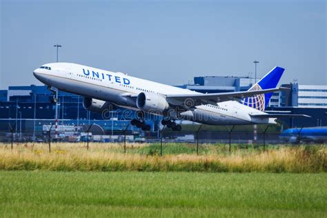 Avi N Boeing De United Airlines De Llegada Y Aterrizaje En El