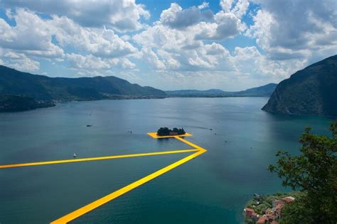 Premium Photo The Floating Piers The Artist Christo Walkway On Lake Iseo