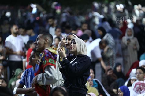 شلالات البلالين تسقط على المصلين احتفالًا بعيد الأضحى بساحة مصطفى محمود