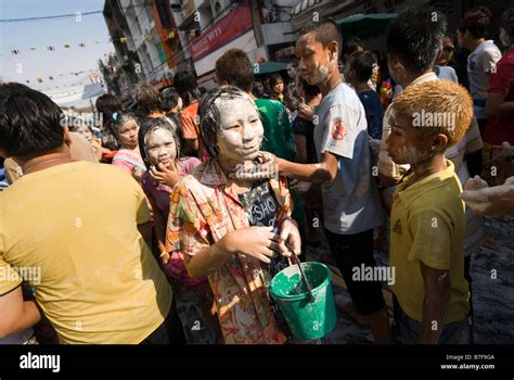 Jugendliche feiern das thailändische Neujahrsfest Songkran Banglamphu