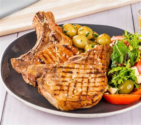 RIBEYE Y CHULETA DE CERDO A LA PARRILLA CON ENSALADA