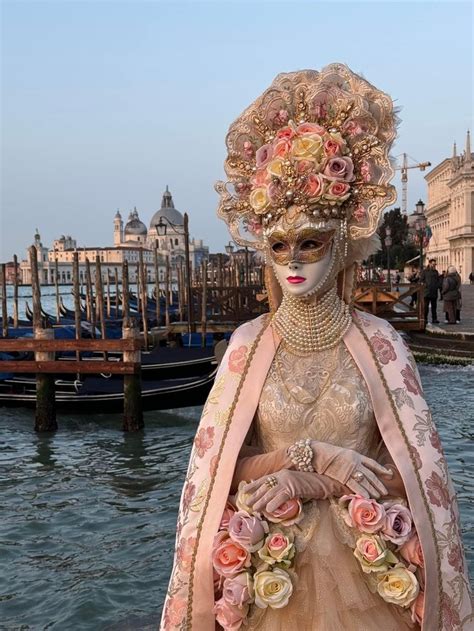 Épinglé par Alma Mallai sur Venise en 2024 Costume venitien Venise