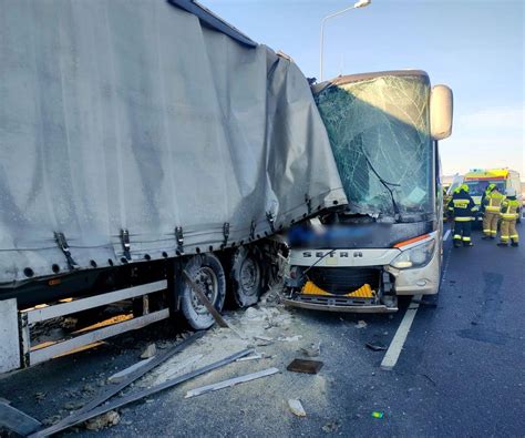 Zderzenie Autokaru Z Ci Ar Wk W Sko Oszowie Dwana Cie Os B Rannych