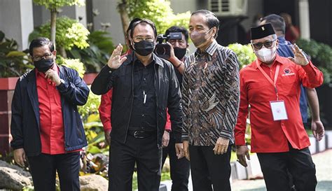 Pakai Batik Presiden Jokowi Hadiri Rakernas Pdip