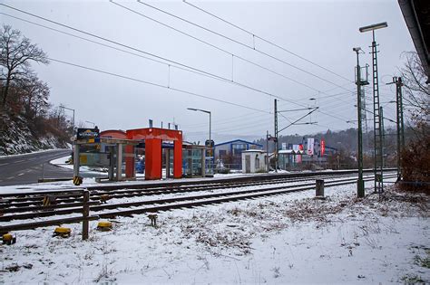 Der winterliche Bahnhof Scheuerfeld Sieg Bahnsteig 411 für Züge in