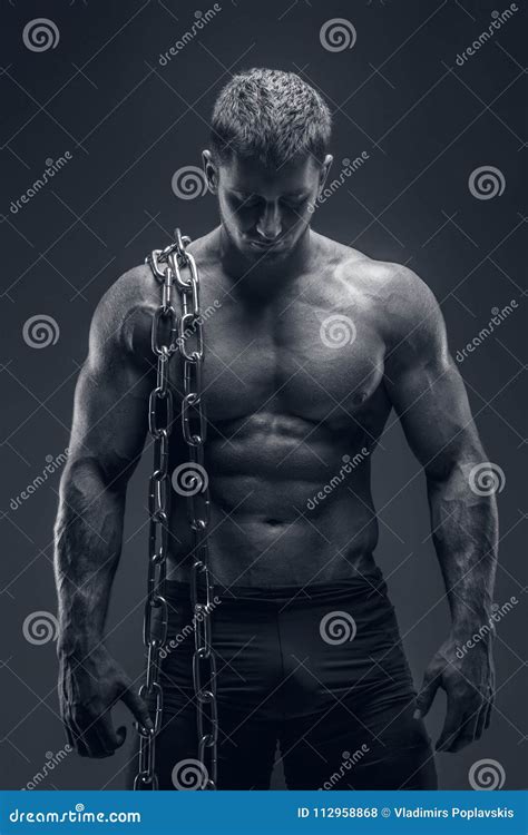 Homem Muscular Que Mostra Seu Corpo Muscular Foto De Stock Imagem De