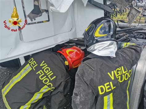 Scontro Tra Due Tir Un Ferito Chiusa A Tra Imperia Ovest E Taggia