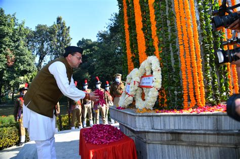 Cm धामी ने विजय दिवस पर शहीद स्मारक पर पुष्पचक्र अर्पित कर शहीद जवानों