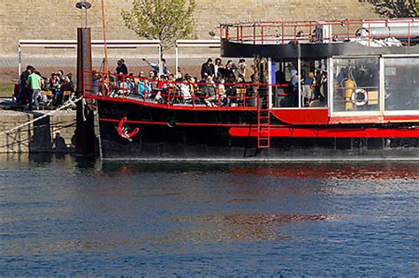 Lyon Sur Le Rh Ne D Tente Sur Une P Niche Bateaux Transport