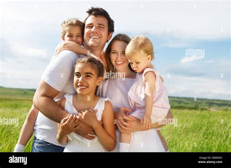 Familia Con Tres Hijos Fotograf As E Im Genes De Alta Resoluci N Alamy