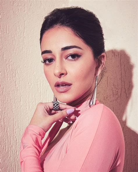 Ananya Pandey Photo पिंक ड्रेस में अनन्या पांडे ने फ्लॉन्ट किया सेक्सी फिगर तस्वीरों ने