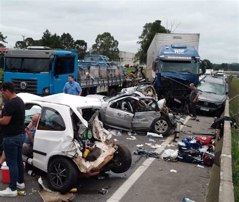 Acidente entre quatro veículos deixa cinco feridos na BR 116