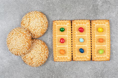 Biscuits Aux Graines De S Same Et Craquelins Sur Une Surface En Marbre