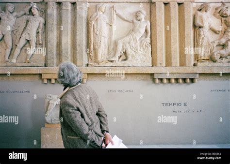 Turista Visitando El Museo Arqueológico De Palermo Sicilia Italia