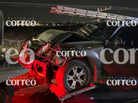 Conductor de un Mustang impacta a dos autos varados en León y deja