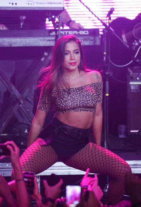 Anitta Abusa Da Sensualidade Em Casa De Show Em Sp