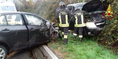 Incidente Fra Due Auto Gli Autisti Estratti Dalle Lamiere Dai Vigili