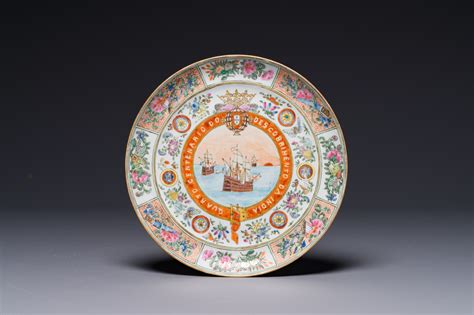 Assiette commémorative en porcelaine de Chine famille rose de Canton