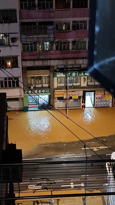 土瓜灣爆水管｜黃泥水湧出馬路變黃河 路面遺大量沙石 部分路段封閉 星島日報