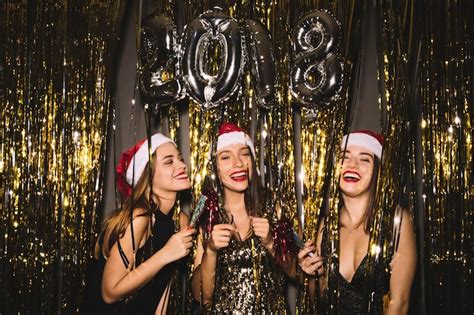 2018 Fête De Nouvel An Avec Trois Filles Photo Gratuite