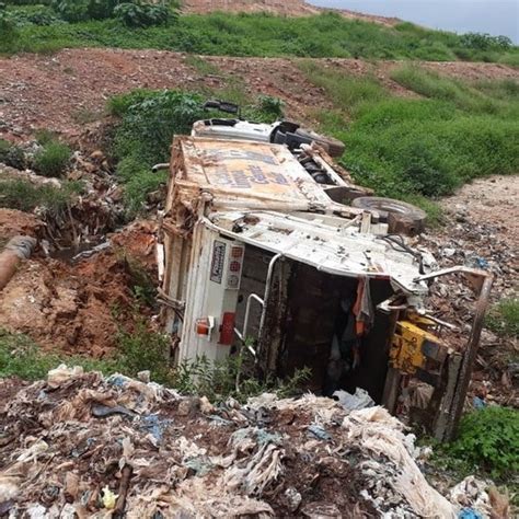 Caminh O Que Faz Coleta De Lixo Tomba E Deixa Feridos No Aterro