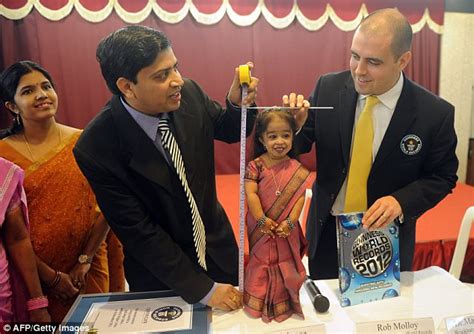 The World S Tallest Man Meets The World S Shortest Woman Daily Mail