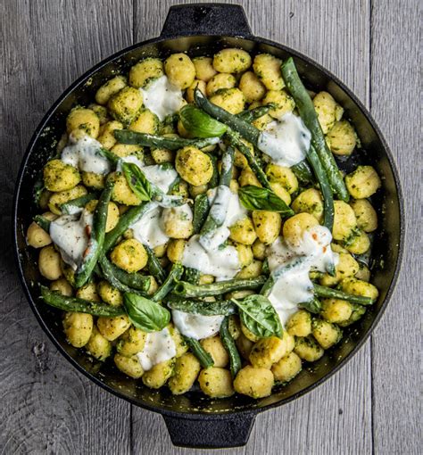 Gnocchi Met Pesto Spekbonen En Mozzarella Met Vijf Aan Tafel