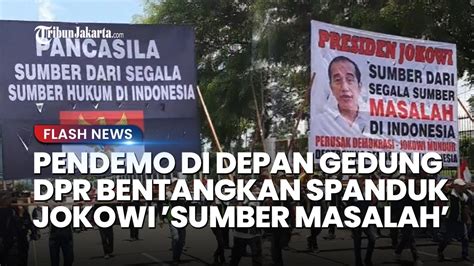 Momen Massa Bawa Spanduk Jokowi Sumber Masalah Saat Demo Di Gedung