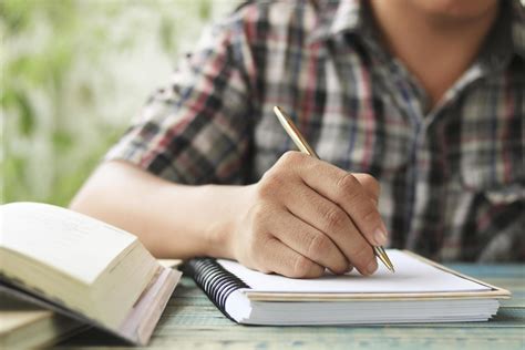 Tudiant Crit Et Note Sur Cahier Sur Table En Bois Avec Espace De