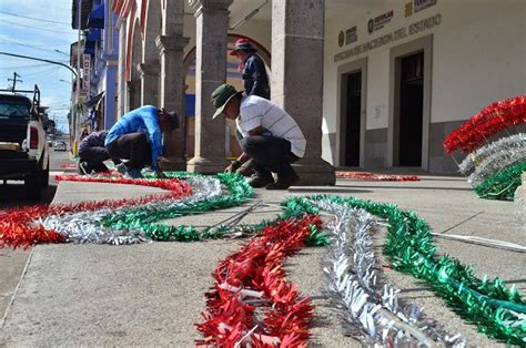 Gobierno municipal inicia con la instalación de adornos patrios en