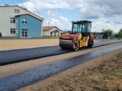 Pierwsza Warstwa Asfaltu Na Odcinku Drogi Przy Szkole Przedszkolu I