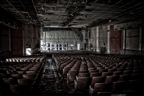 Abandoned Movie Theater [1920 x 1279] : r/AbandonedPorn