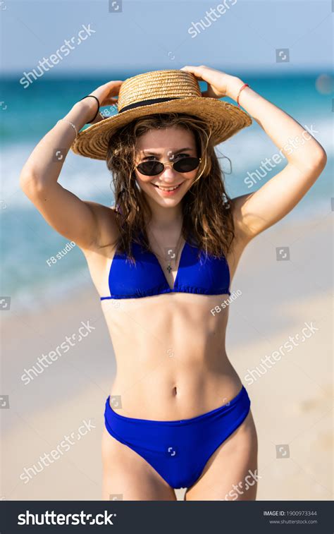 347 952 imágenes de Woman blue bikini Imágenes fotos y vectores de