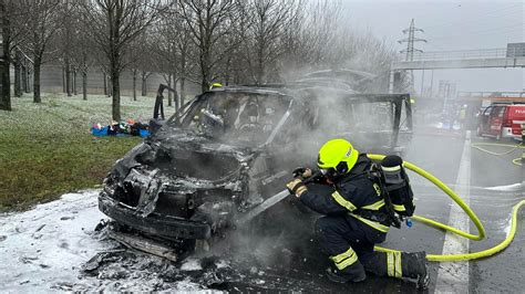 Auto Ging Auf Der S In Flammen Auf