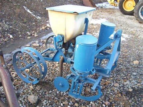 18 FORD 3PT 2 ROW CORN PLANTER Lot 18