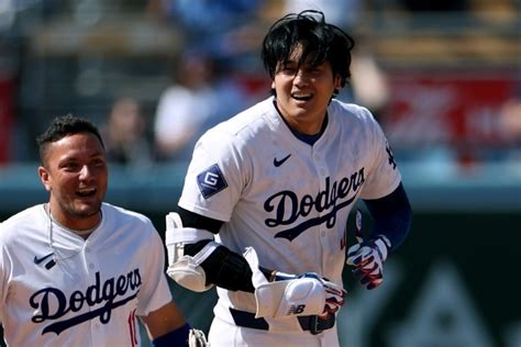 【画像】大谷翔平のドジャース移籍後、初のサヨナラ打に米メディア大興奮！ 同僚の手荒い祝福に注目「大活躍後、彼はずぶ濡れになった」｜ニフティニュース