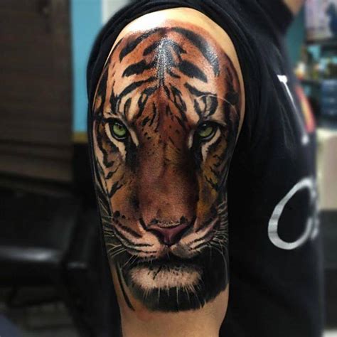 Tatuaje Realista De La Cabeza De Un Tigre Situado En