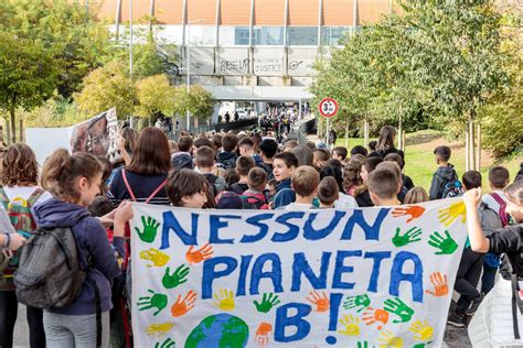 Crisi climatica, a Trento 500 studenti in marcia per il pianeta: «Non c