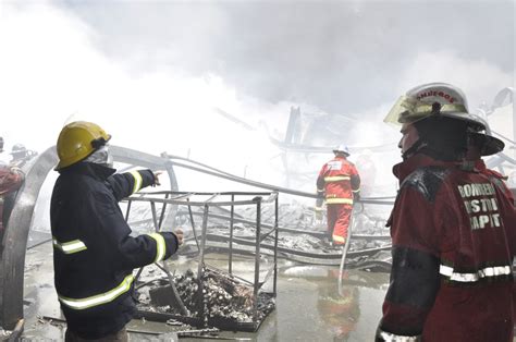 Autoridades investigan causas del incendio en almacén de la empresa