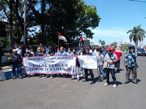 Ratusan Media Dan Lembaga Adakan Aksi Demo Di Kantor Gubernur