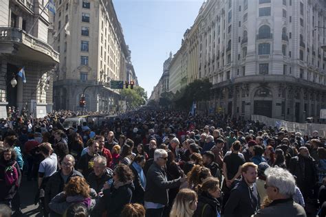 Masiva Marcha En Plaza De Mayo Para Repudiar El Atentado Que Sufrió