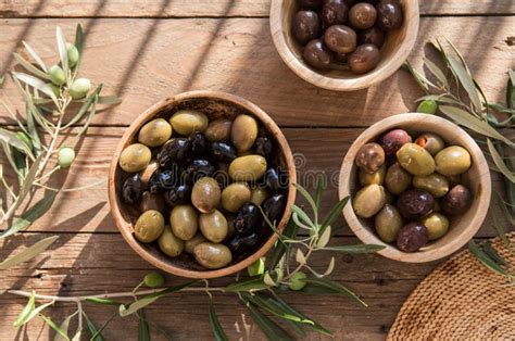 Bolas Con Diferentes Tipos De Aceitunas Verdes Negras Kalamata En La